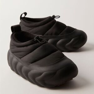 CROCS Overpuff Shorty Women's Size 7 NWT UNISEX